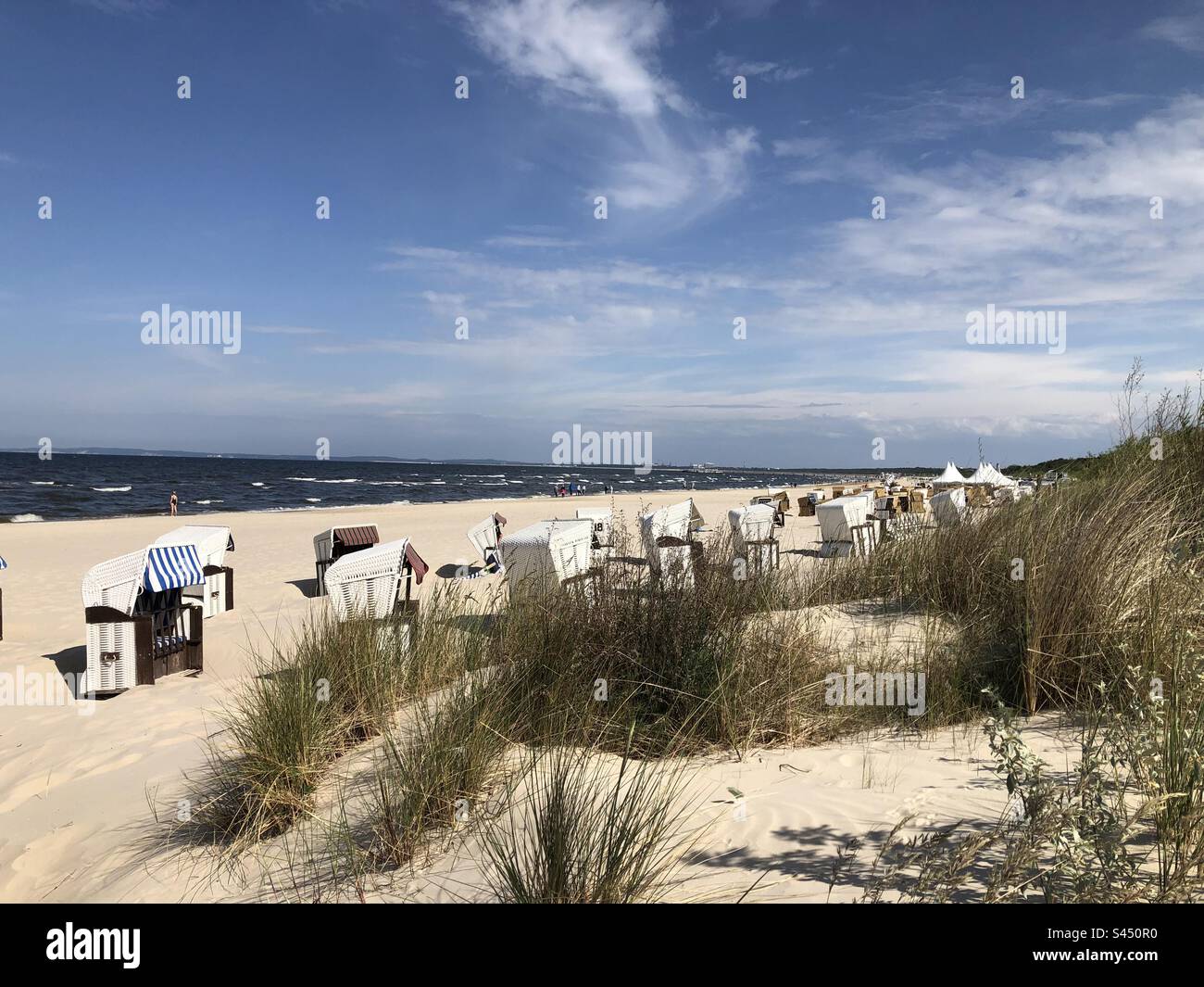 Méchants chaises de plage sur les plages de sable derrière les dunes de sable sur l'île d'Usedom, Mecklenburg Vorpommern, Allemagne, Europe Banque D'Images