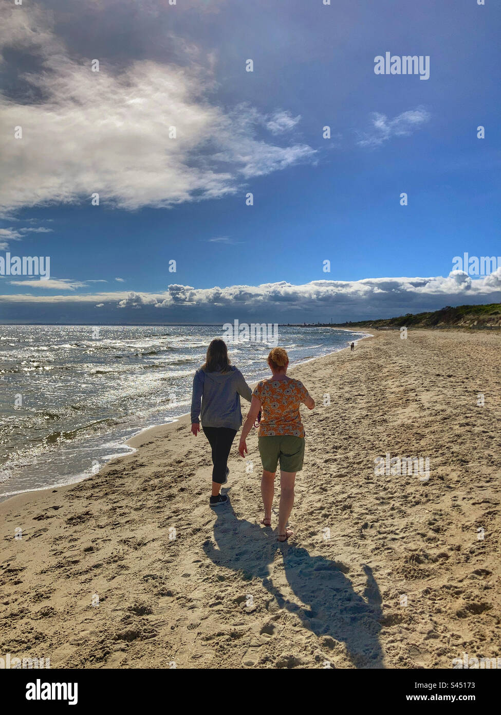 Deux femmes marchant sur la plage de Seaford Victoria Australie Banque D'Images
