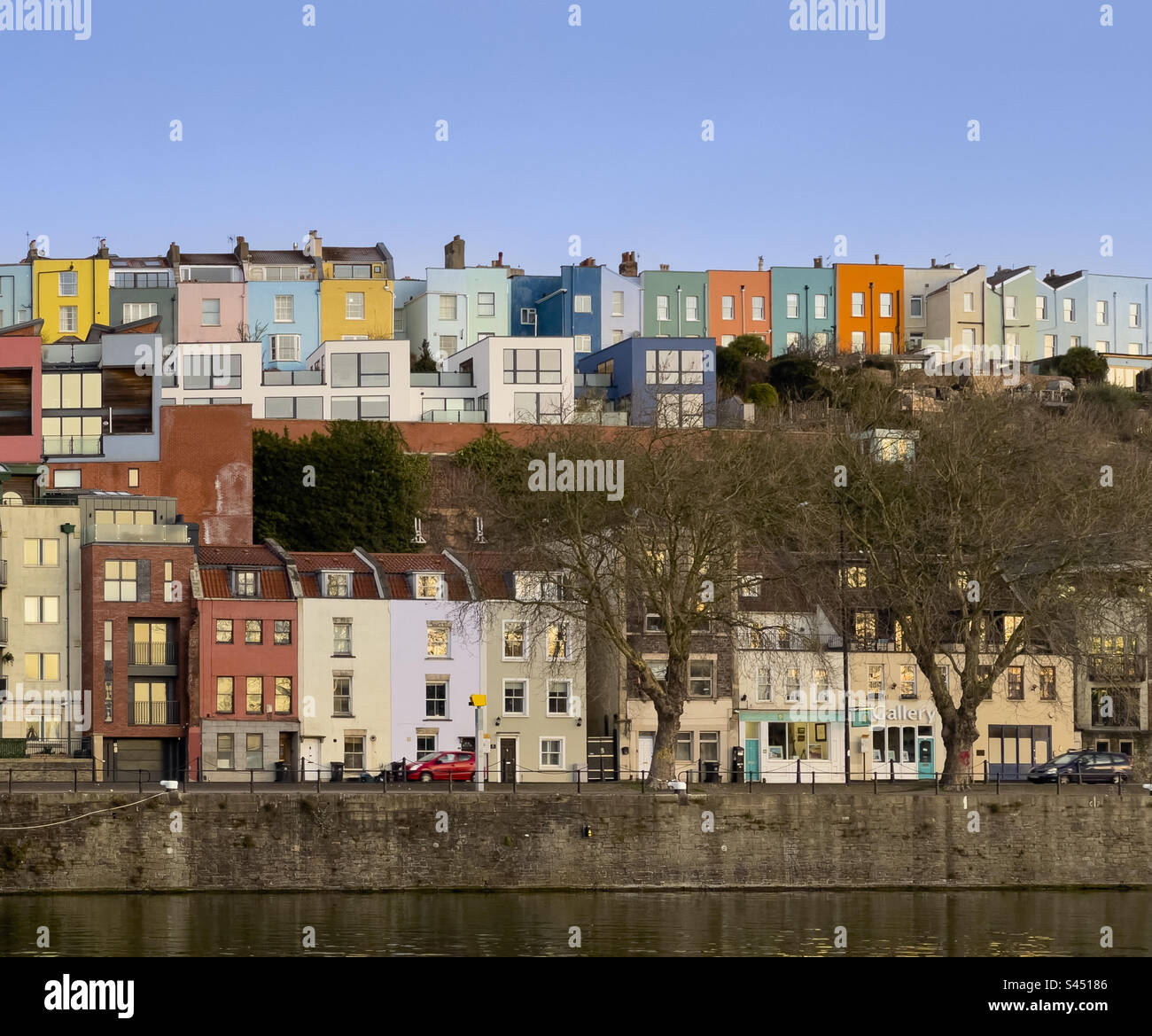 Rangée de maisons et d'appartements en terrasse colorés dans la région de Cliftonwood surplombant la rivière Avon et la marina de Bristol. ROYAUME-UNI - Image de stock capturée avec un smartphone