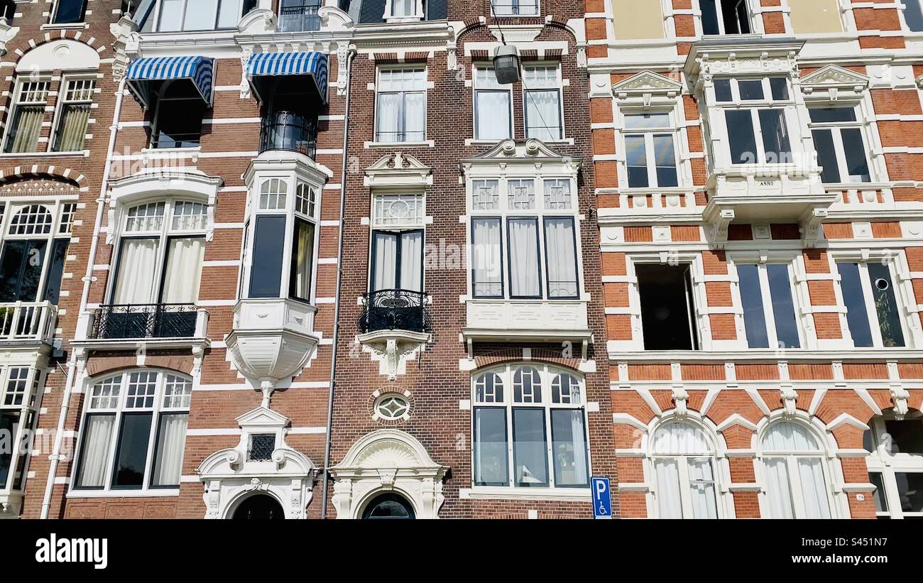 Grandes maisons étroites en terrasse d'Amsterdam - Image de stock capturée avec un smartphone