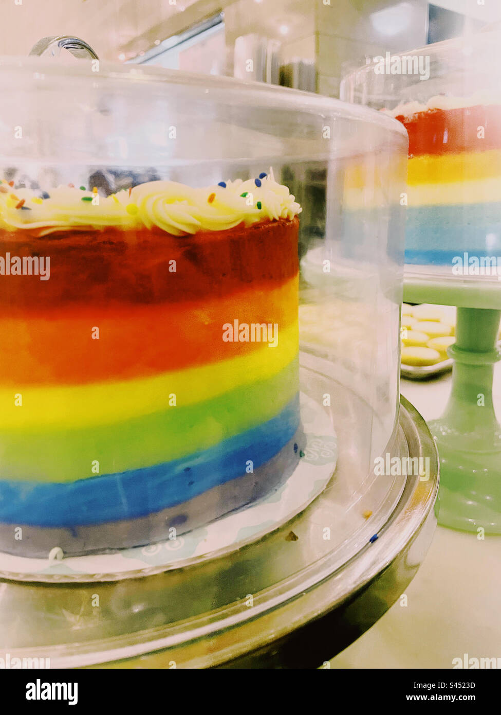 Gros plan d'un gâteau de fierté arc-en-ciel exposé à la boulangerie Magnolia dans le Grand Central terminal, 2023, Pride Month, New York City, États-Unis - Image de stock capturée avec un smartphone