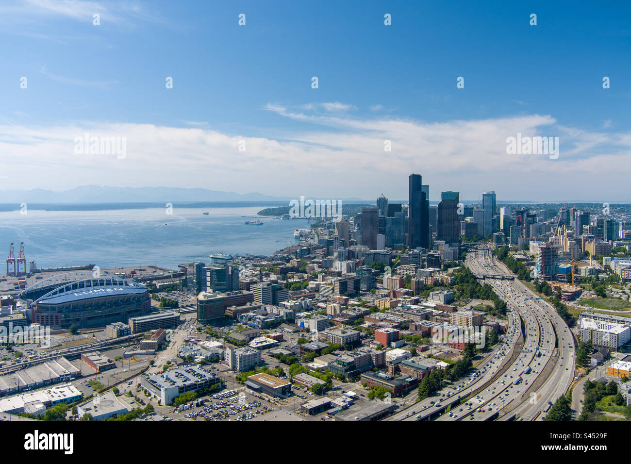 Vue aérienne de Seattle, Washington, un jour ensoleillé en juin Banque D'Images