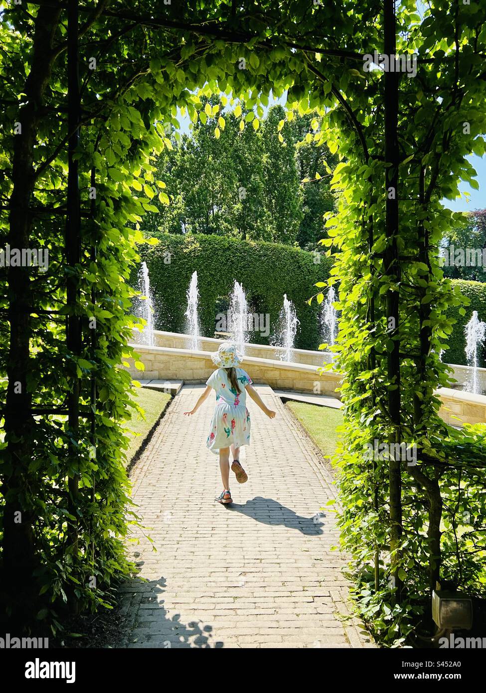 Broderie Crewel Le jardin occupé encadrée bois marque cercle créatif