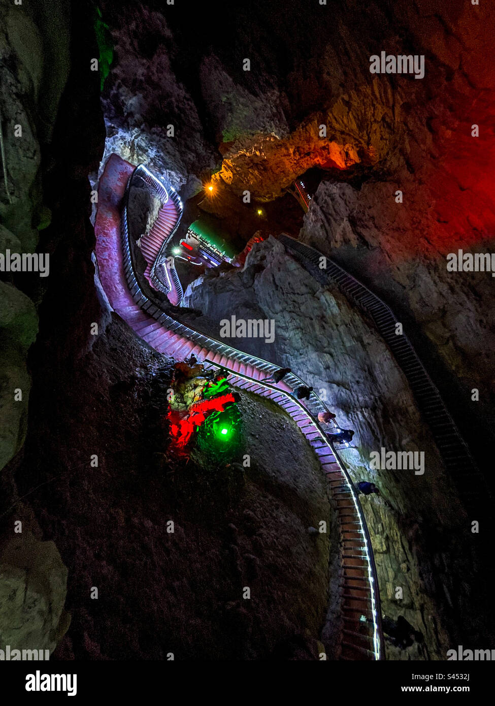 Escaliers à l'intérieur d'une grotte Banque D'Images