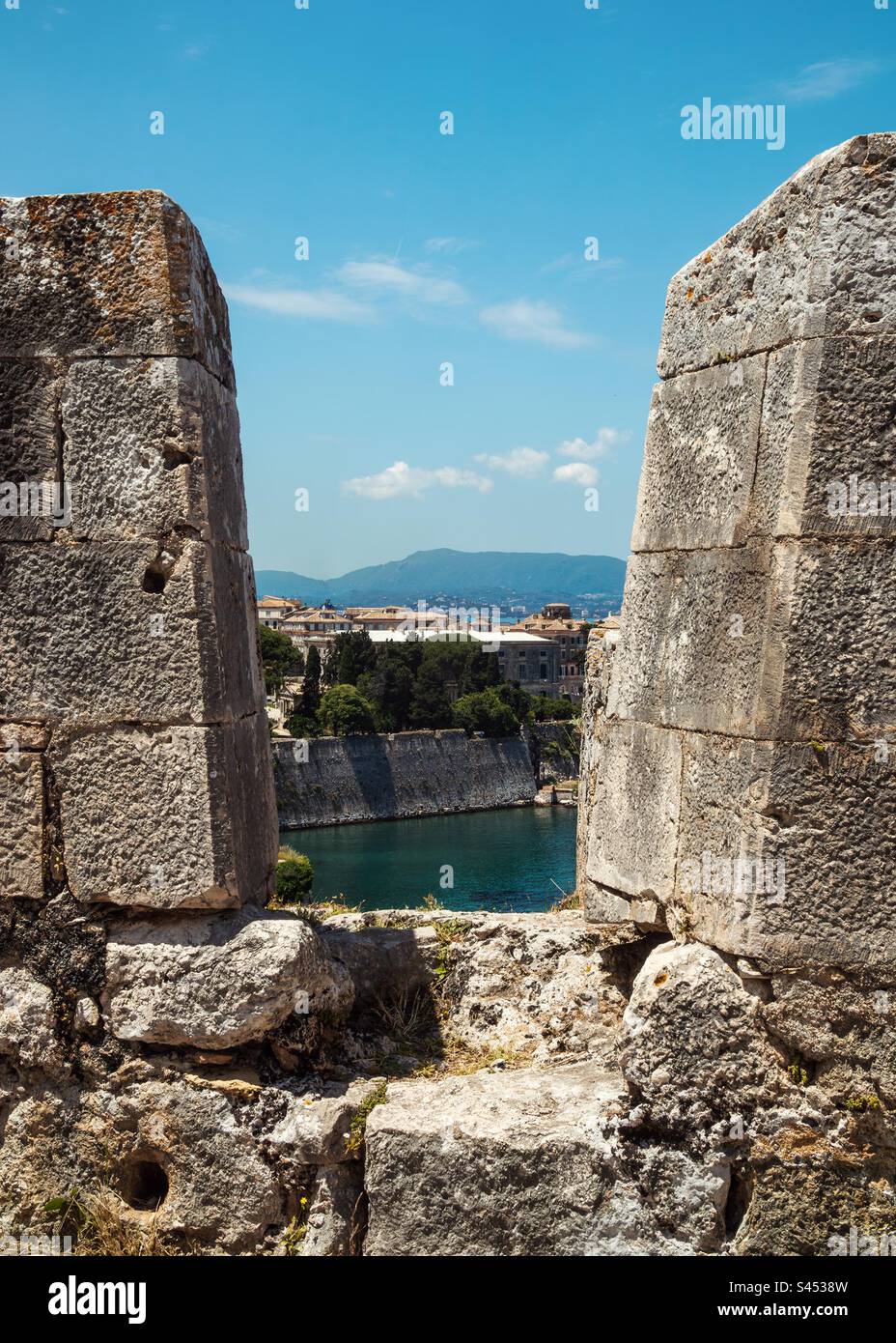 La vieille ville de Corfou à travers les remparts de la vieille forteresse. - Image de stock capturée avec un smartphone