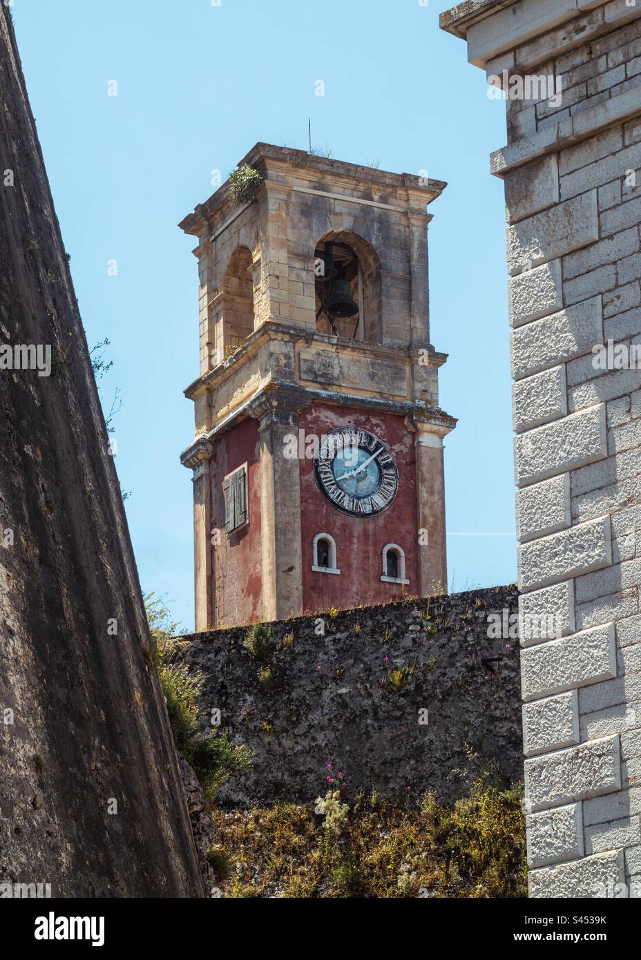 La Tour de l'horloge de l'ancienne forteresse de Corfou, Grèce. - Image de stock capturée avec un smartphone