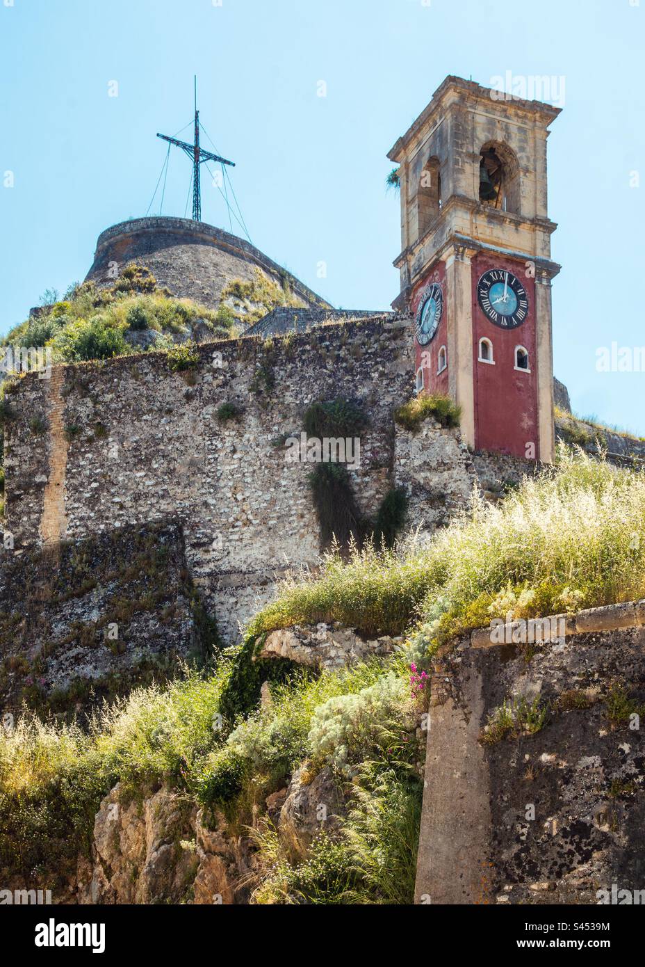 Tour de l'horloge de l'ancienne forteresse de Corfou, Grèce. - Image de stock capturée avec un smartphone