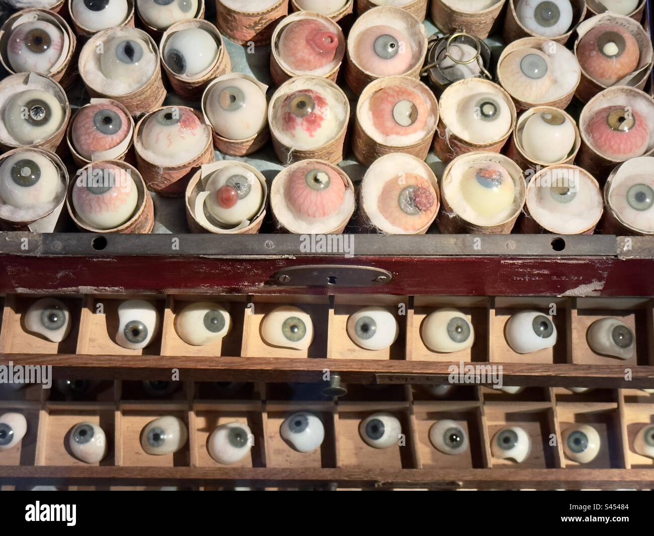 Une horrible collection d'yeux en verre dans un cabinet, utilisé à des fins médicales et pédagogiques, une exposition au Musée de l'histoire des sciences de Leiden - Image de stock capturée avec un smartphone