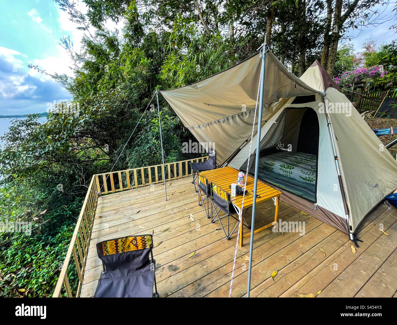 Camping au bord du lac Banque D'Images