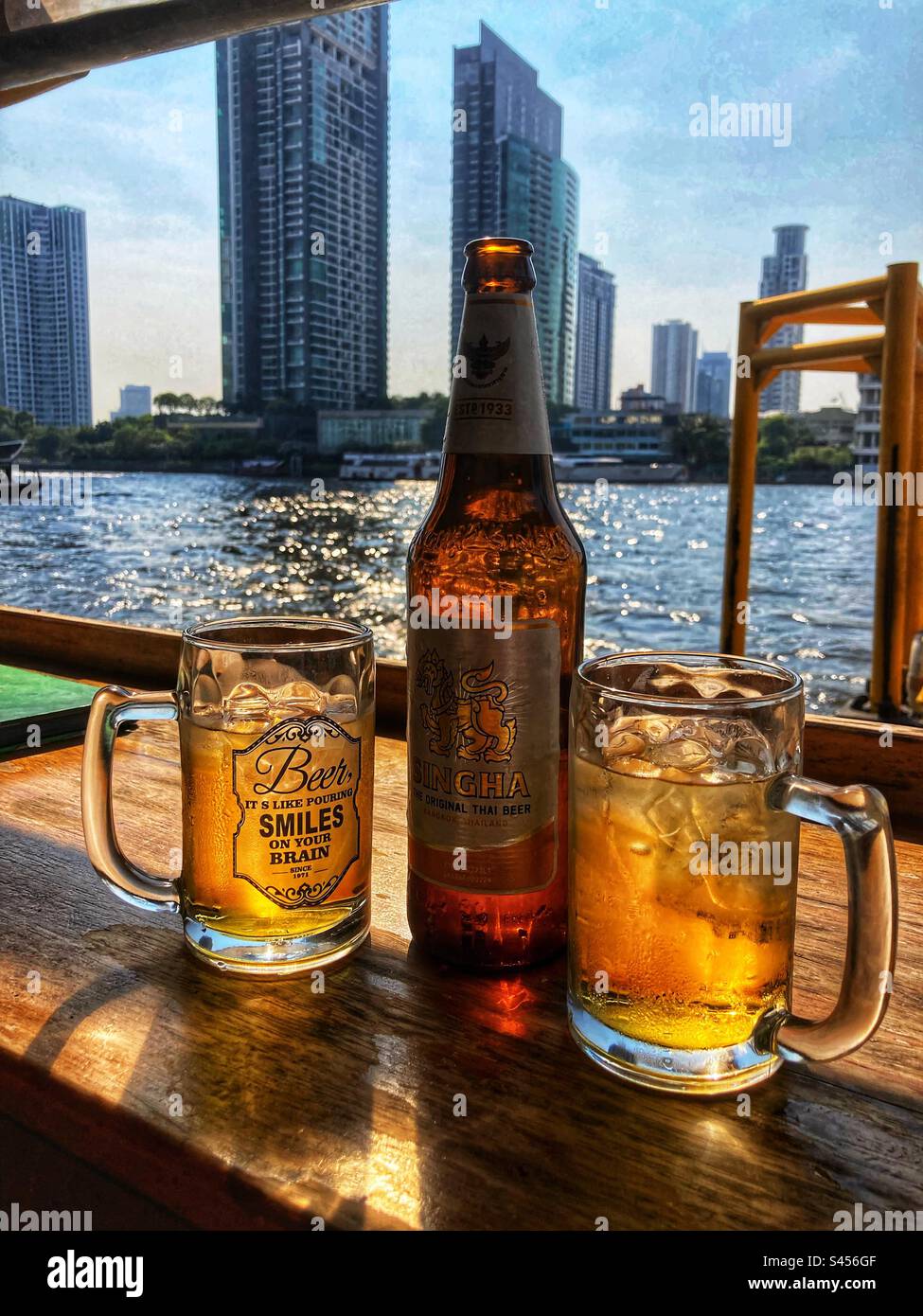 Bière froide sur la rivière Chao phraya à Bangkok en Thaïlande - Image de stock capturée avec un smartphone