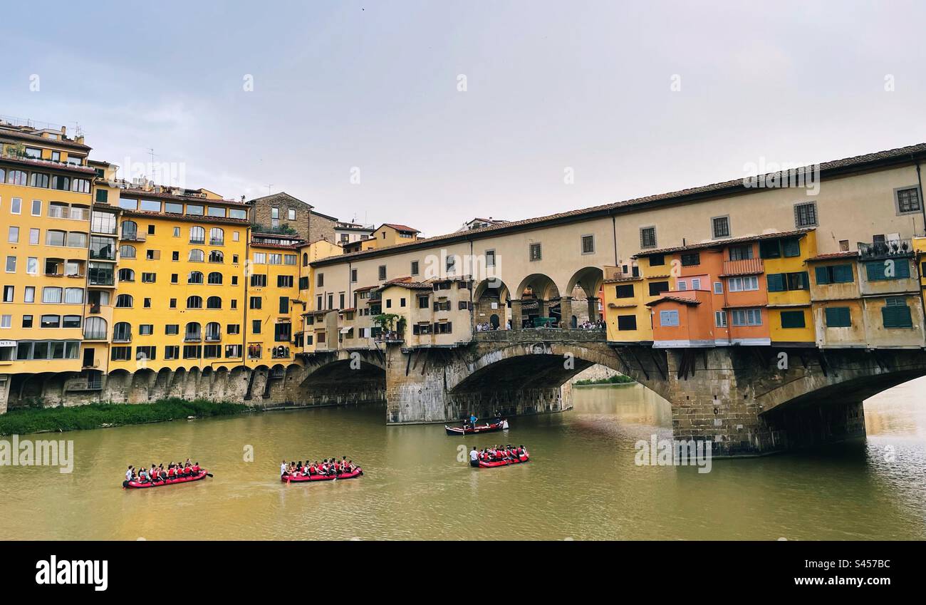 Rafting sur l'Arno au Ponte Vecchio à Florence - Image de stock capturée avec un smartphone
