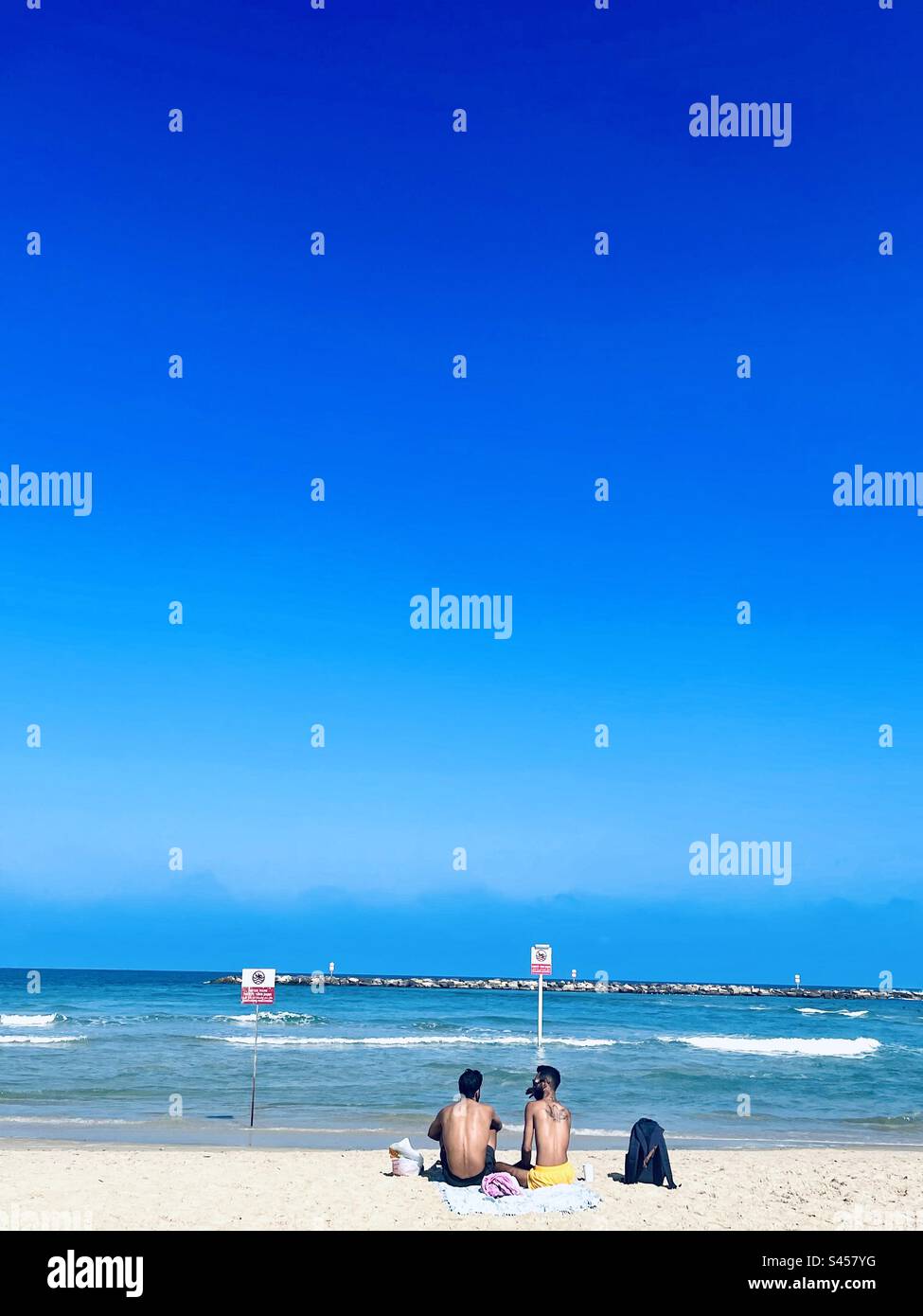 Une matinée tranquille sur la plage de tel-Aviv, Israël. Banque D'Images