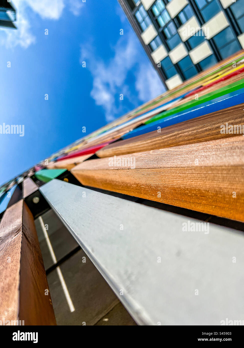 Revêtement en bois coloré dans le bâtiment Deal Track à Leeds Dock Banque D'Images