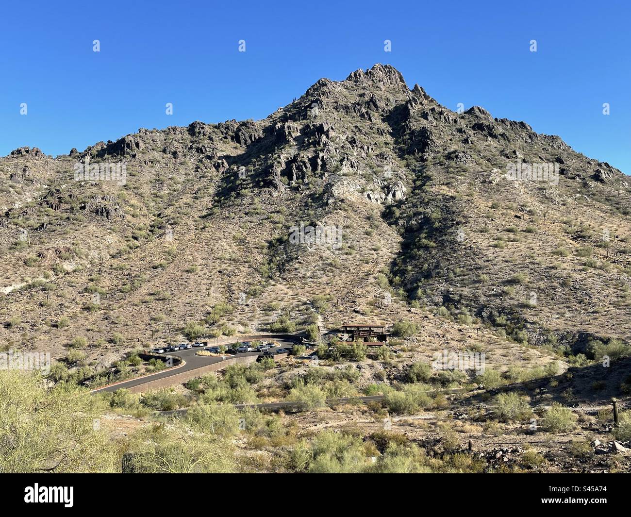 Phoenix Mountains Preserve, vue vers nature Trailhead, fin de Piestewa Peak Drive, ciel bleu brillant, sommet majestueux, désert de Sonoran, Arizona Banque D'Images