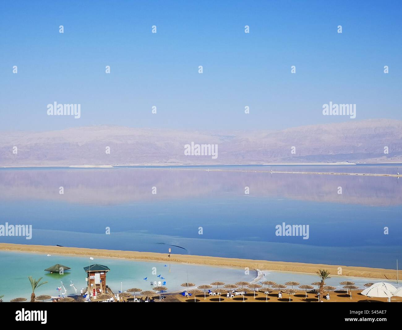Une vue de la Jordanie du côté israélien de la mer Morte, Israël. Banque D'Images
