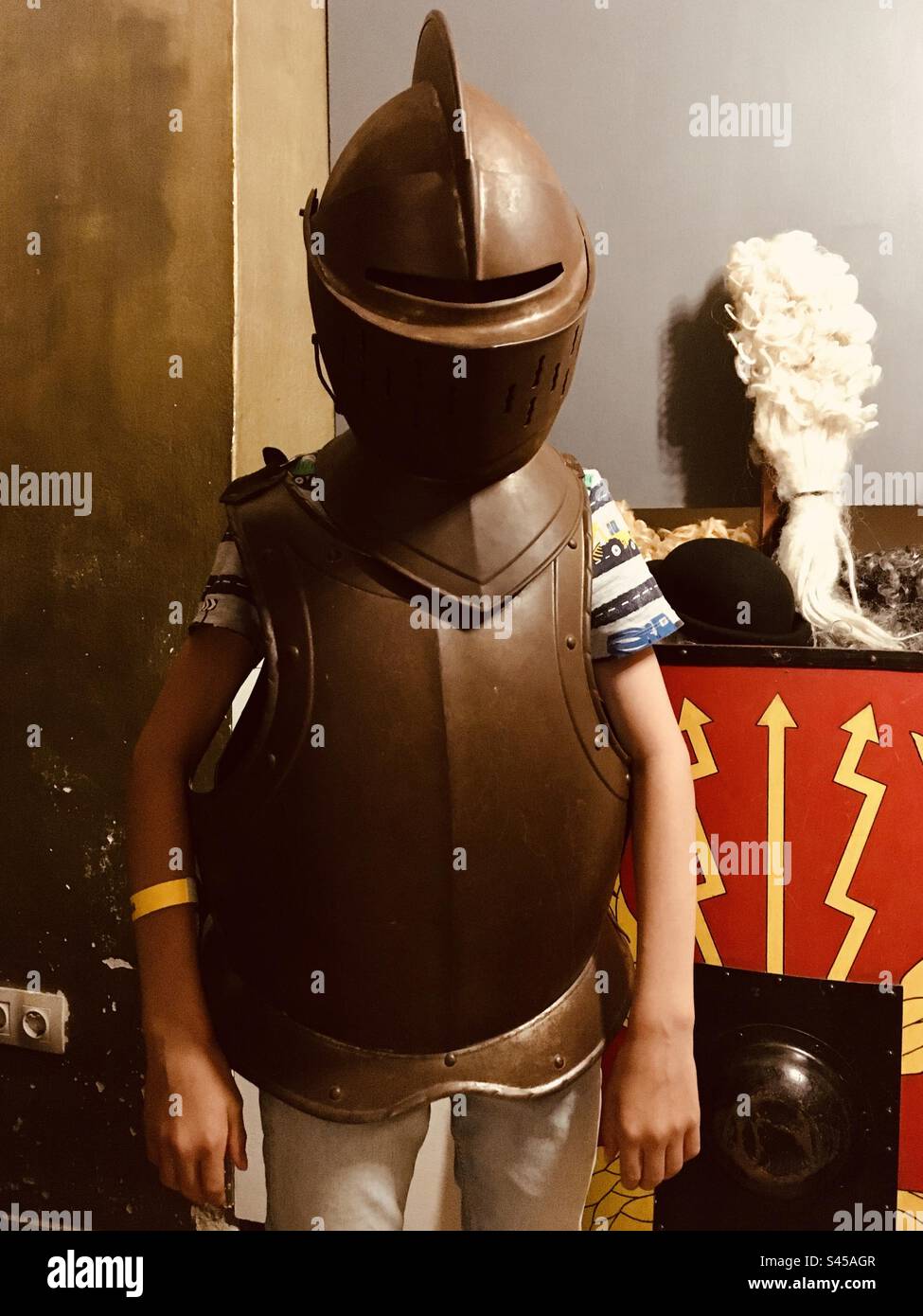 Garçon enfant habillé dans le casque de chevalier médiéval et la cuirasse - Image de stock capturée avec un smartphone