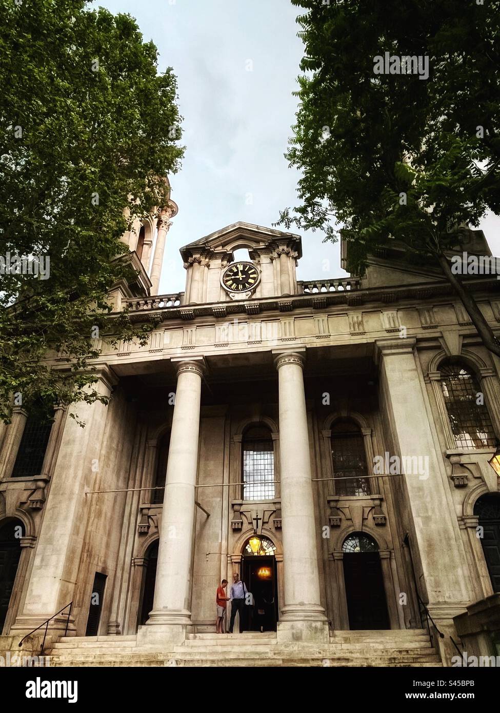 St John’s Church à Smith Square, Westminster, Londres SW1 est une salle de concert de musique classique raffinée. Un design baroque de Thomas Archer vu ici avec la porte ouverte - Image de stock capturée avec un smartphone