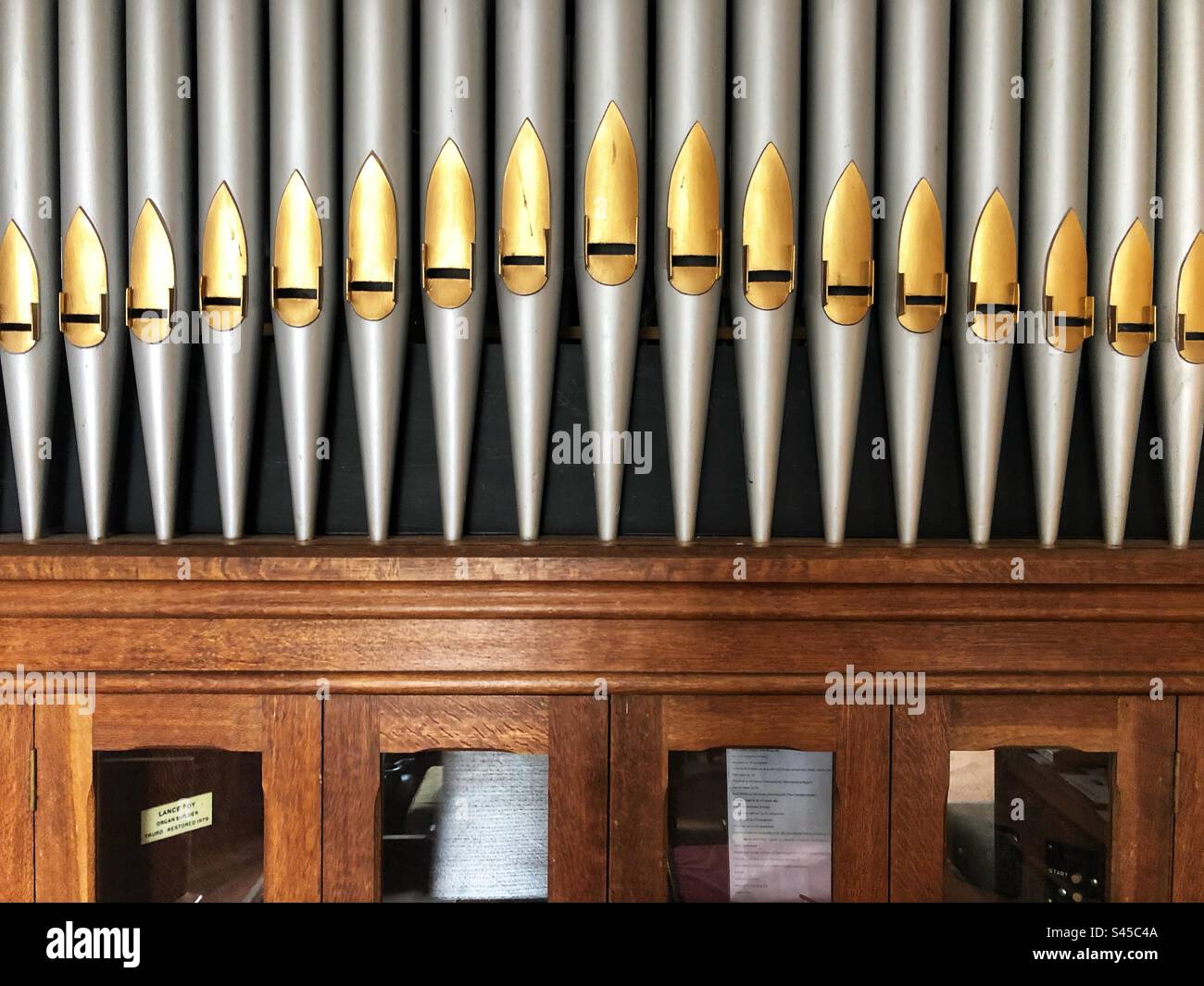 Les tuyaux d'un vieil orgue d'église avec espace de copie - Image de stock capturée avec un smartphone