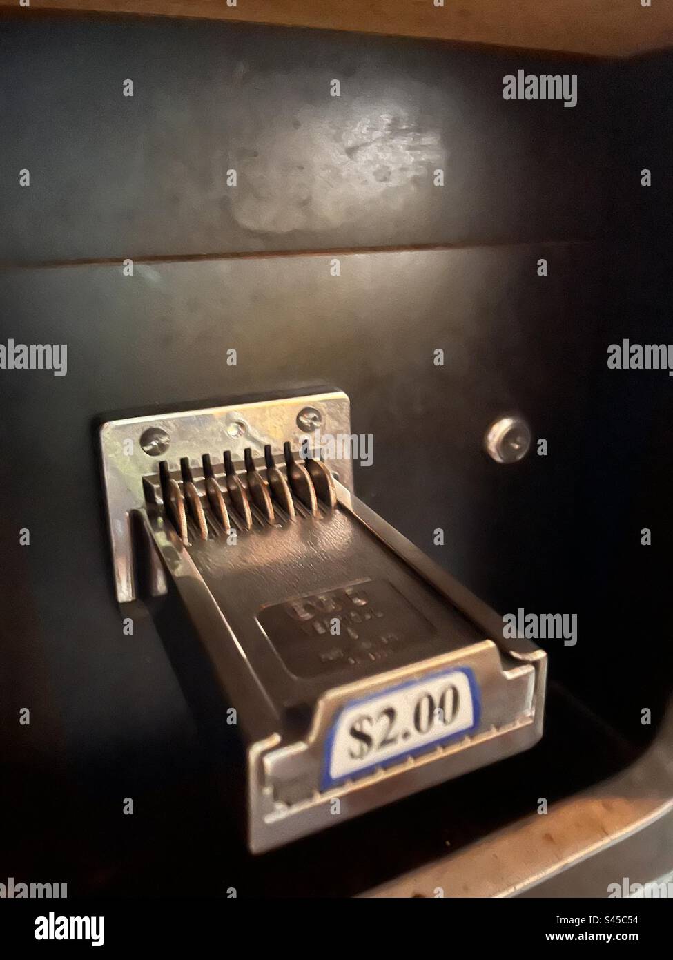 Insérez de l'argent dans la table de pool Banque D'Images