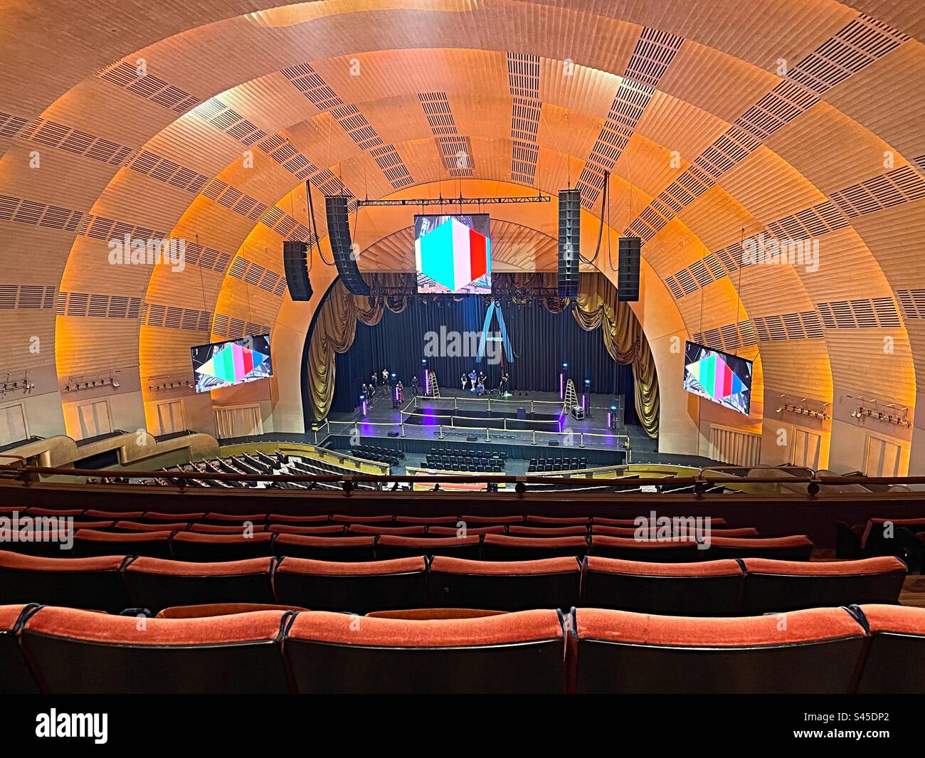 La scène et de nombreuses places assises dans le radio City Music Hall du Rockefeller Center, comme montré dans le cadre d'une visite guidée, 2023, New York City, USA Banque D'Images