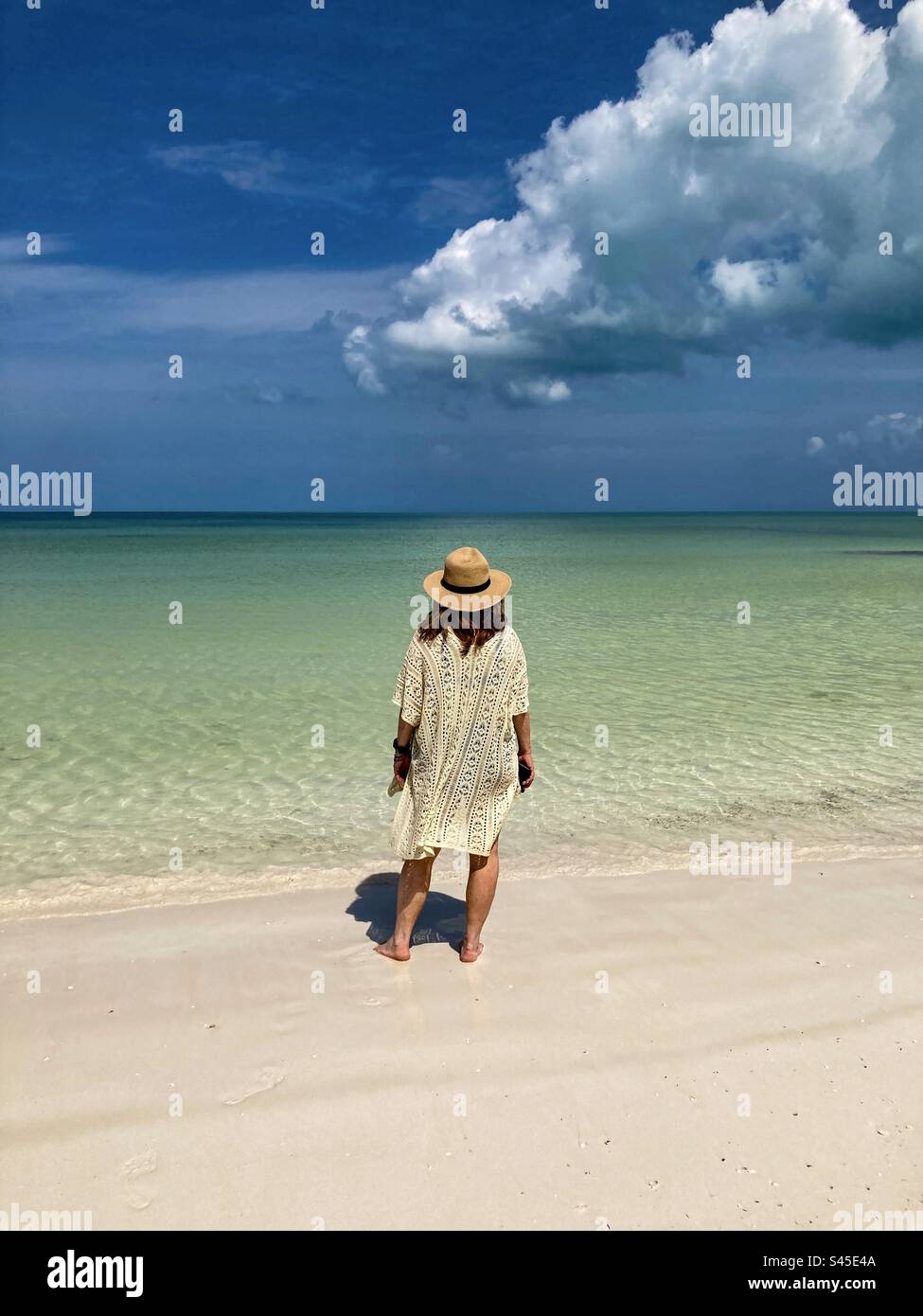 Une femme admire la beauté étonnante de Holbox Beach, Holbox Island, Quintana Roo, Mexique. Banque D'Images