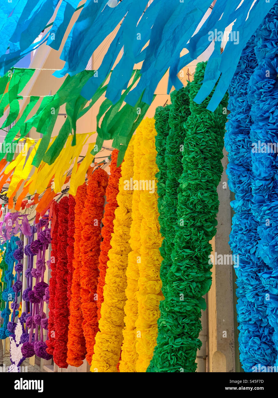 Rues décorées avec des fleurs en papier et des expositions pour Festa dos Tabuleiros à Tomar, Portugal 2023. Banque D'Images