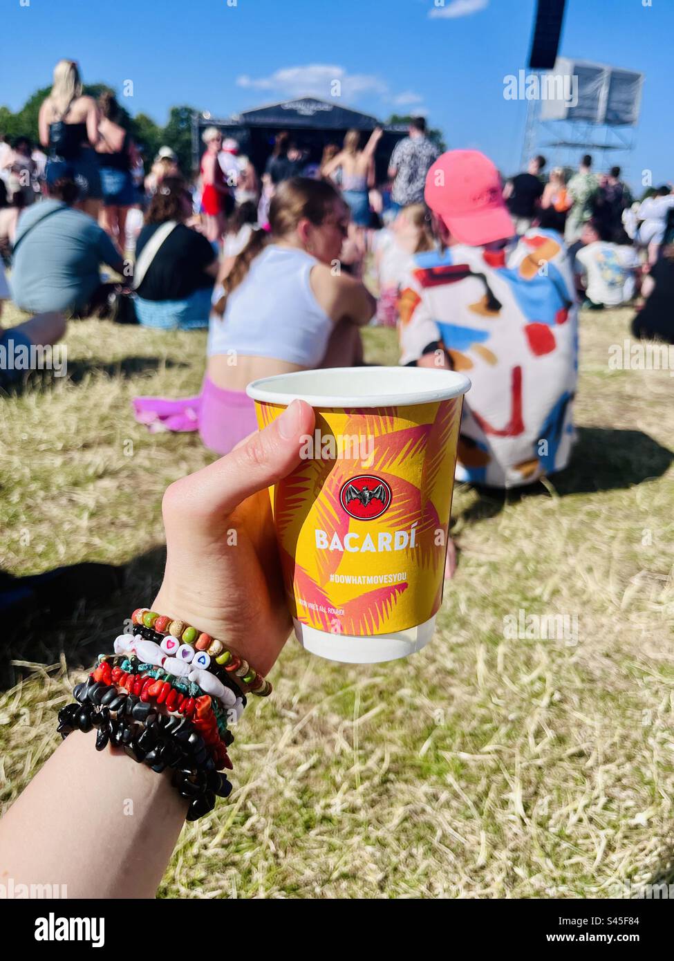 Santé ! Déguster un Bacardi et coke au Crystal Palace Park Community Festival - 7 juillet 2023. Banque D'Images