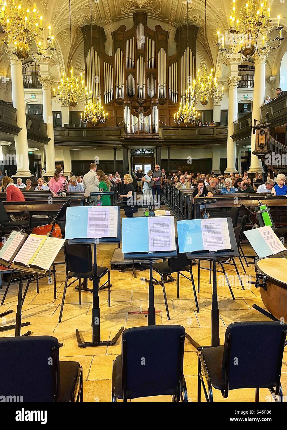 Préparation pour le concert à l'église St Martin in the Fields de Londres. L'intérieur comprend lustres et orgue - Image de stock capturée avec un smartphone