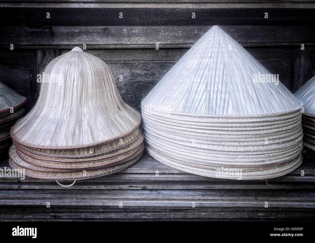 Chapeaux de paille coniques vietnamiens appelés nón lá, style masculin à gauche et style féminin à droite. - Image de stock capturée avec un smartphone