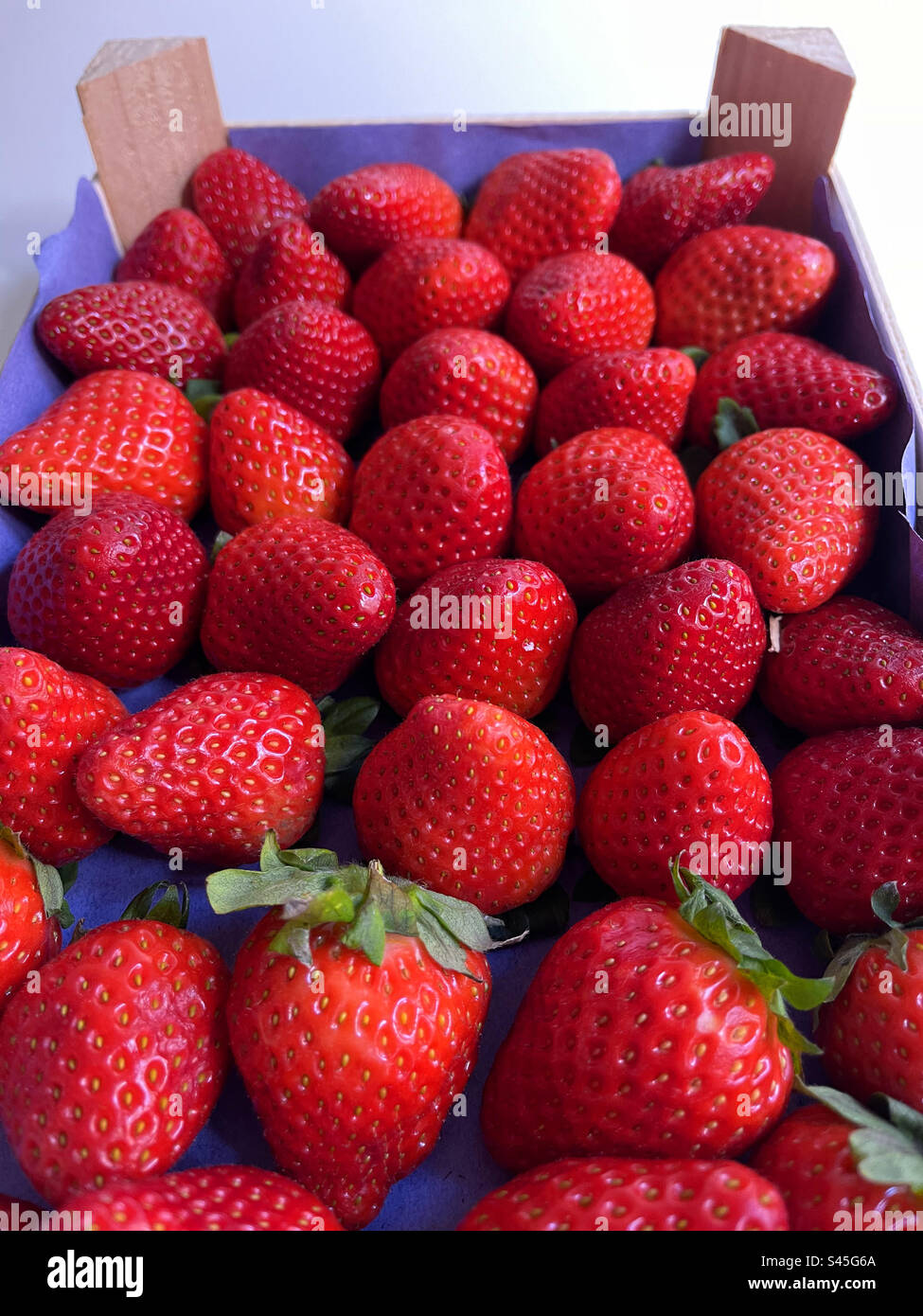 Les fraises dans une boîte. - Image de stock capturée avec un smartphone