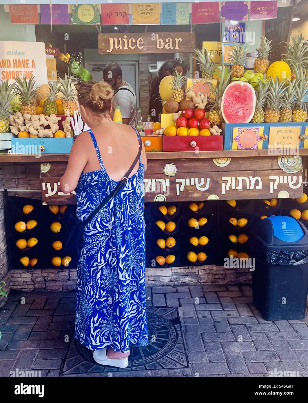 Un bar à jus de fruits sur le marché Carmel à tel-Aviv, Israël. Banque D'Images