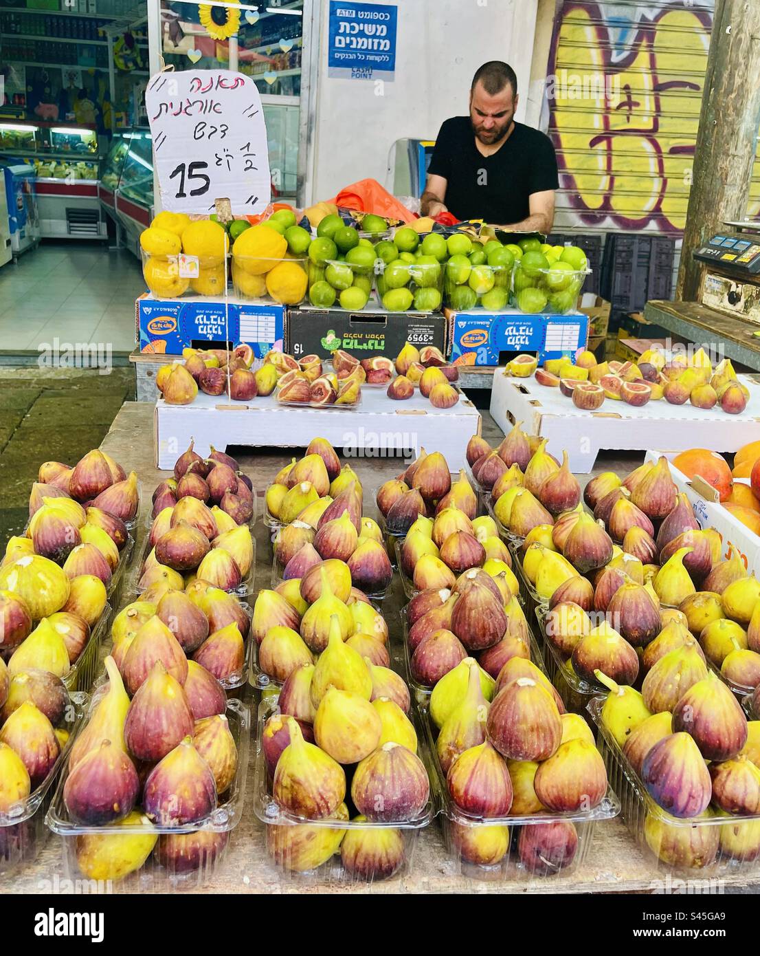 Figues biologiques exposées par un vendeur au marché Carmel à tel-Aviv, Israël. - Image de stock capturée avec un smartphone