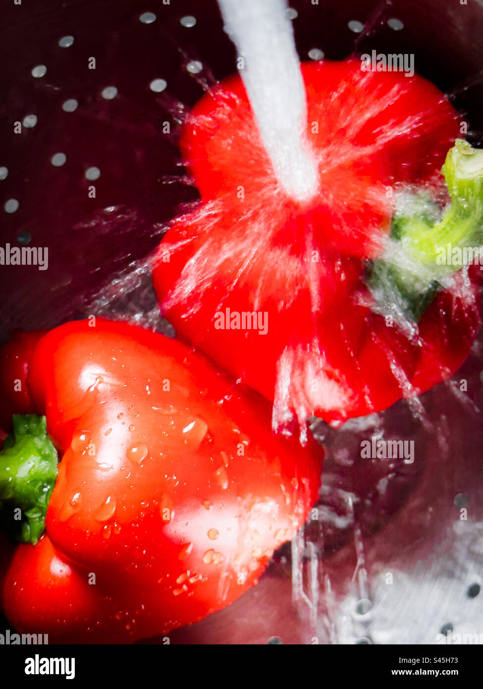 Laver les poivrons rouges - Image de stock capturée avec un smartphone