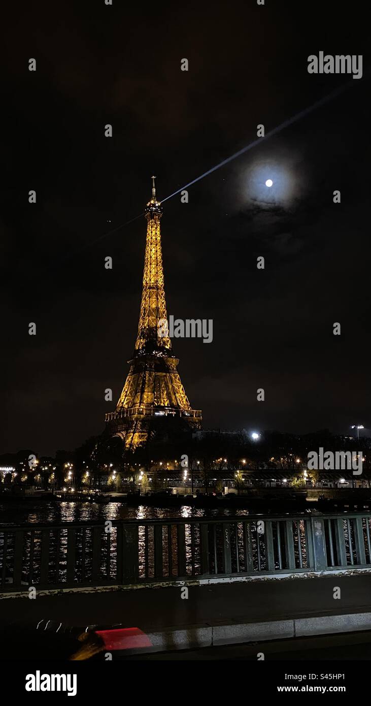 La Tour Eiffel de nuit Banque D'Images