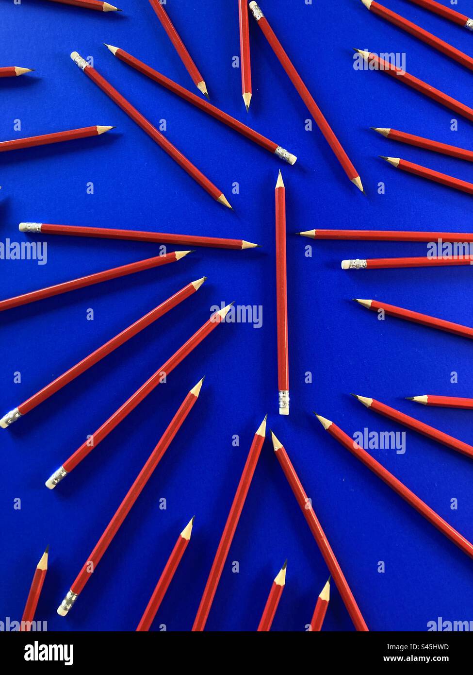 Gros plan de l'ensemble de crayons de charbon isolé sur fond bleu Banque D'Images