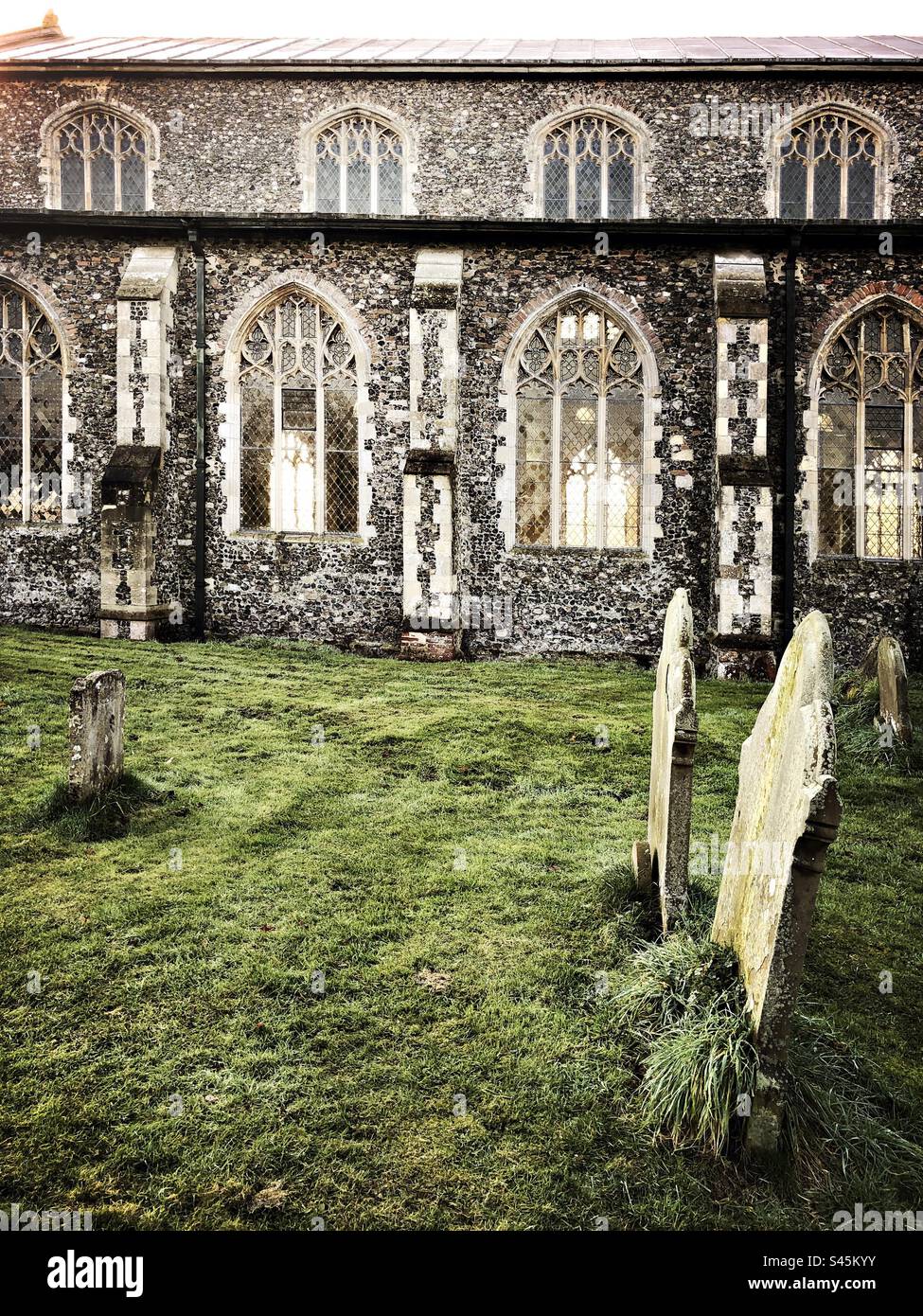 Église et cimetière à Ludham, Norfolk, Angleterre, Royaume-Uni - Image de stock capturée avec un smartphone