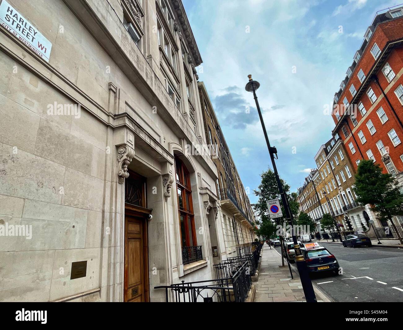 Harley Street, signalisation londonienne et perspective de la rue des « médecins » où travaillent des consultants et des praticiens de médecine privée Banque D'Images