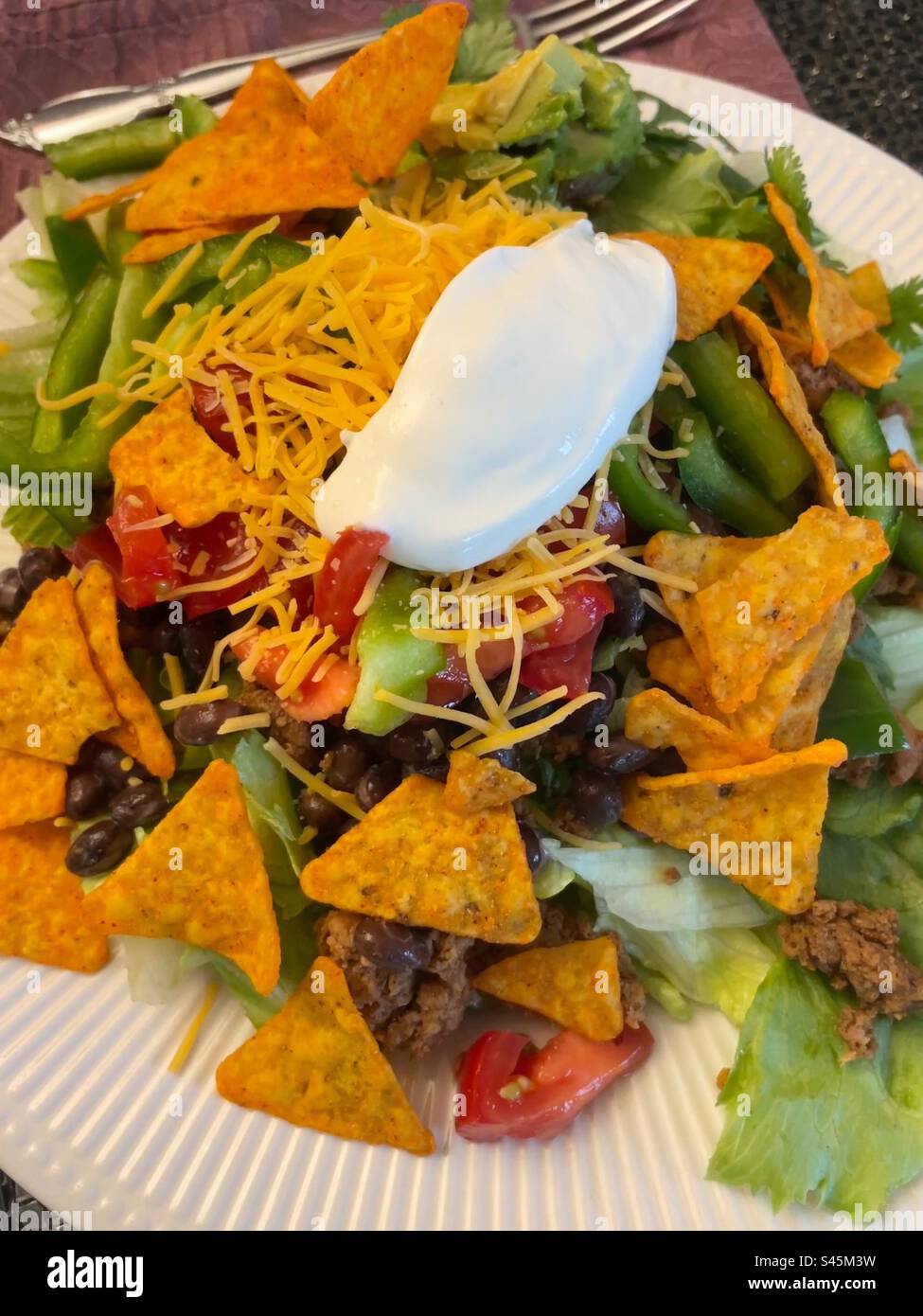 Gros plan d'une salade de Taco maison, 2023, New York City, USA - Image de stock capturée avec un smartphone
