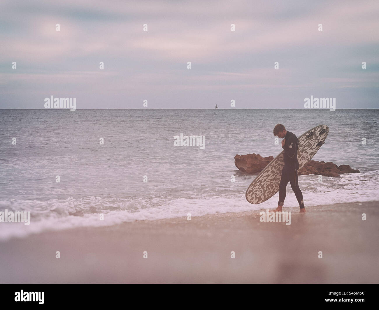 Surfeur solitaire à Coral Cove Beach dans le sud de la Floride. - Image de stock capturée avec un smartphone