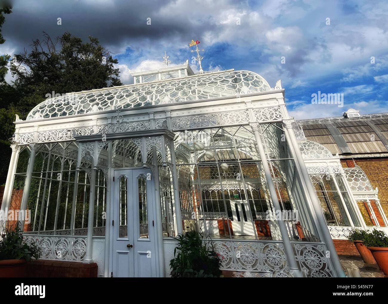Horniman Museum possède un conservatoire construit en 1894 par la firme de Glasgow, MacFarlane’s, en Écosse, à l’époque un leader mondial de la ferronnerie architecturale. - Image de stock capturée avec un smartphone