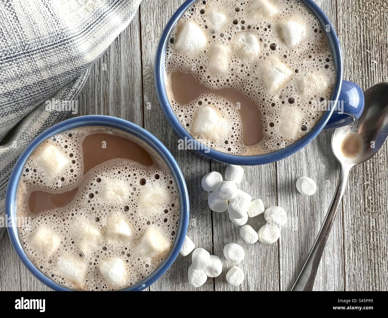 Chocolat chaud dans des tasses bleues Banque D'Images
