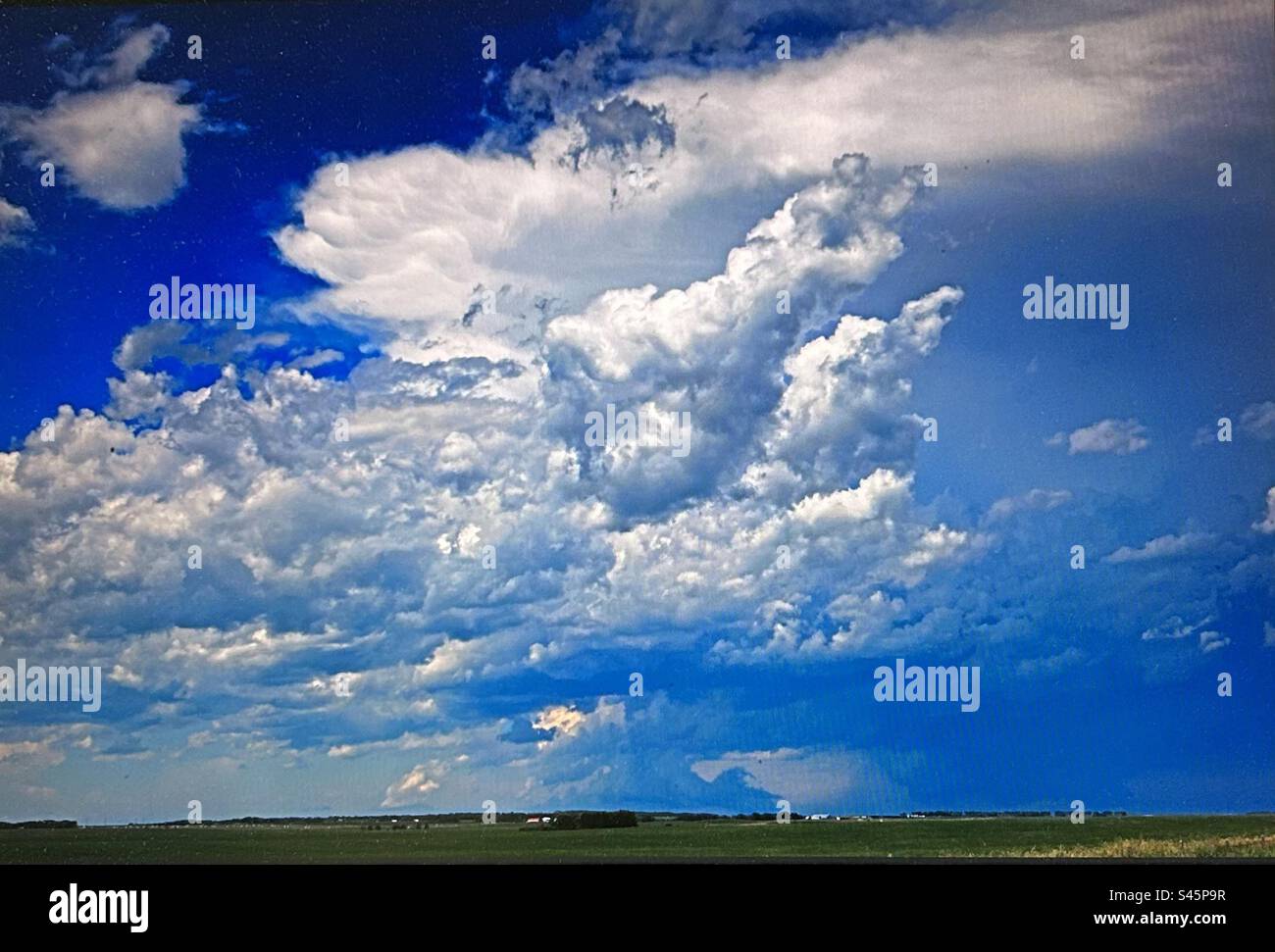 Ski en colère, nuages, tempête, avertissement météo, prairie, paysage - Image de stock capturée avec un smartphone