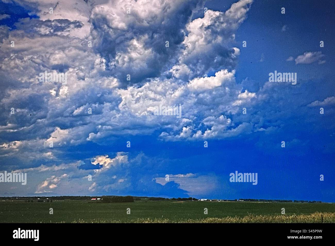 Ski en colère, nuages, tempête, avertissement météo, prairie, paysage - Image de stock capturée avec un smartphone