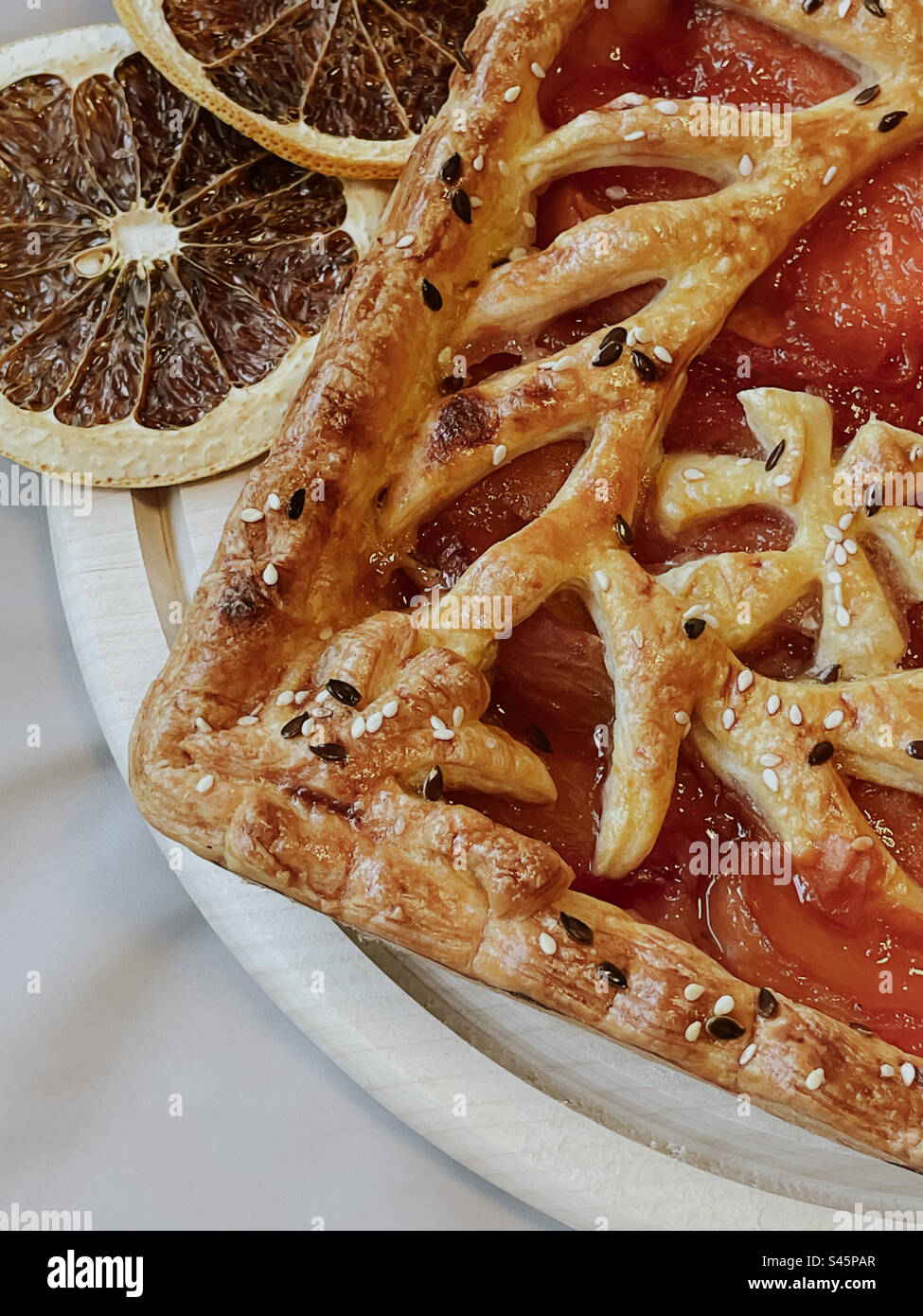 tarte maison avec confiture, tranches d'orange séchées près d'elle Banque D'Images