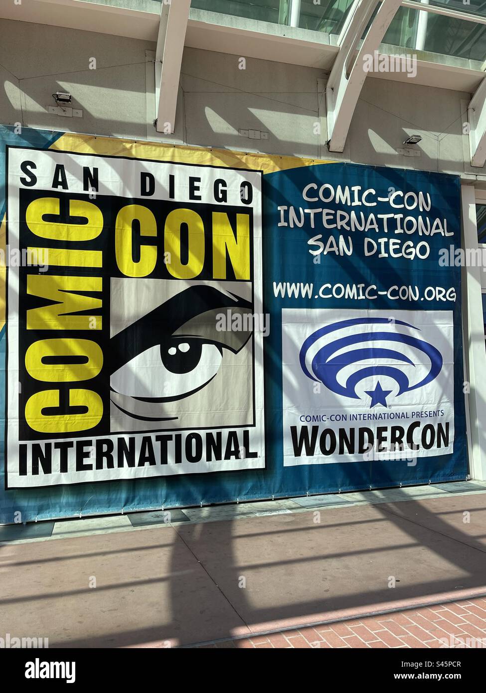 Bannière de Comic con International sur le San Diego Convention Center lors de la soirée de présentation de Comic con 2023 qui a eu lieu le 19 juillet 2023, - Image de stock capturée avec un smartphone