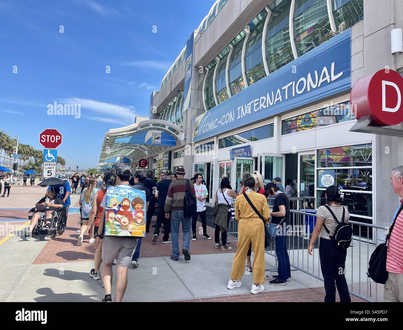 Les fans attendent sur la ligne pour entrer au San Diego Convention Center pour Comic con 2023 lors de la soirée avant-première du 19 juillet. 2023. - Image de stock capturée avec un smartphone
