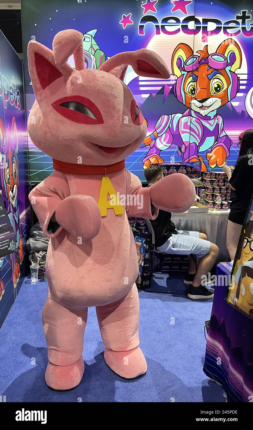 Neopets cosplayer au San Diego Convention Center le premier jour de la Comic con qui s'est tenue le 20 juillet 2023. - Image de stock capturée avec un smartphone