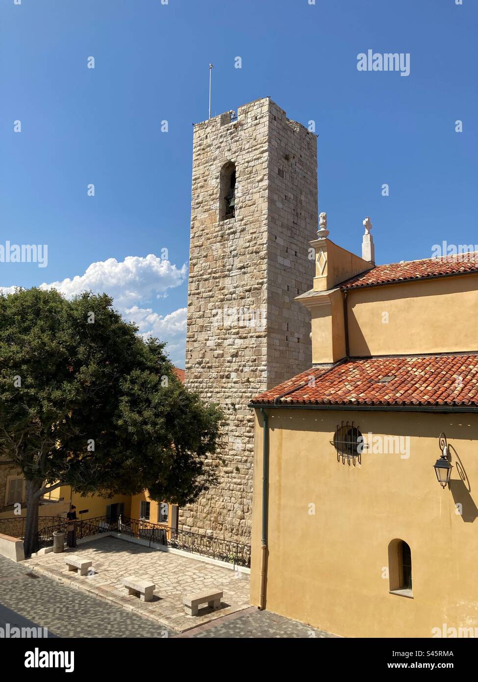 Cathédrale d'Antibes (Cathédrale notre-Dame-de-l'Immaculée-conception d'Antibes) et la Tour Grimaldi vue du Musée Picasso, Antibes, Provence, France Banque D'Images