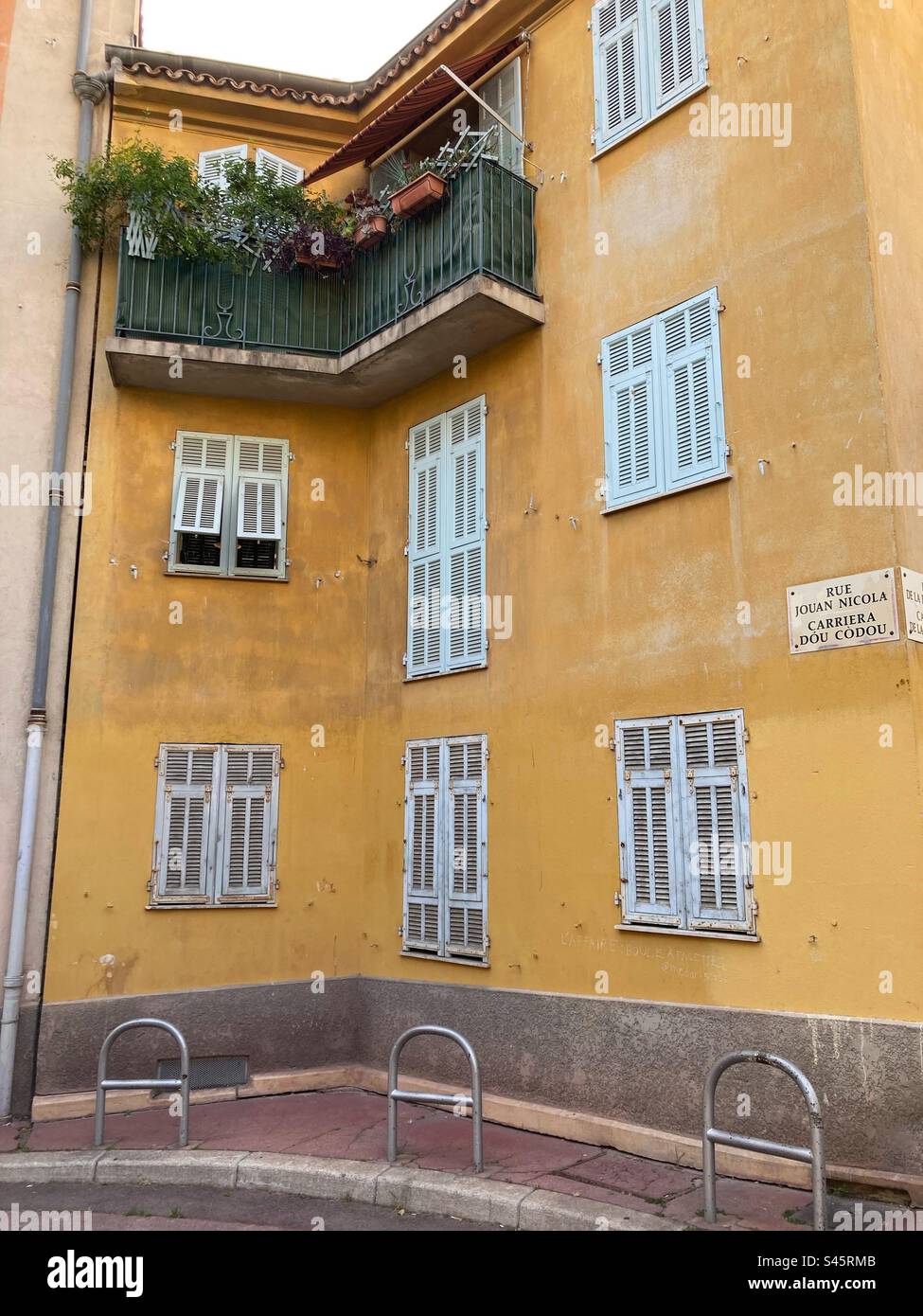 Une Maison jaune dans la vieille ville de Nice, France Banque D'Images