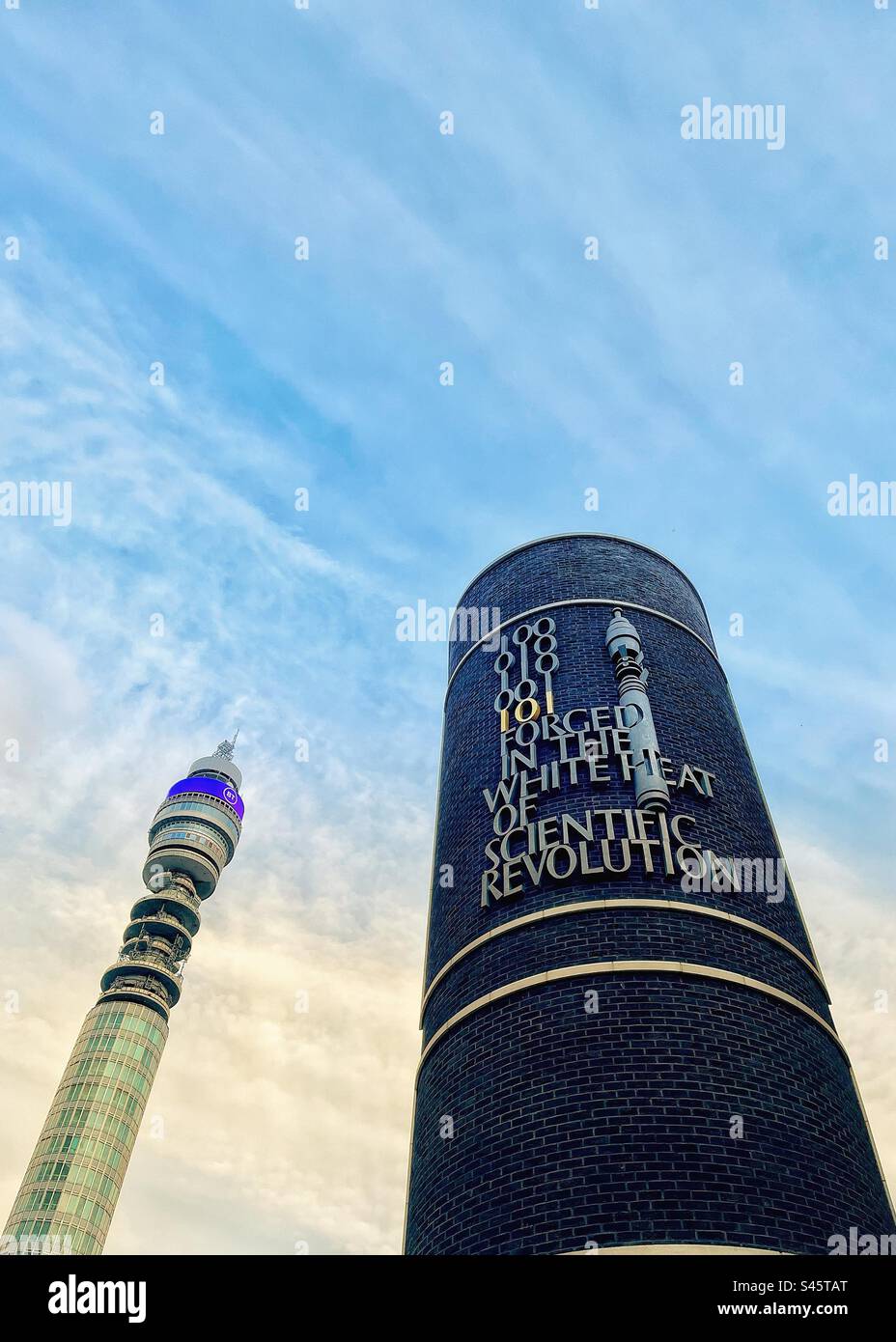 Bureau de poste ou BT Tower à Londres avec le développement 101 Cleveland Street qui a des illustrations de citation "White Heat" - références au célèbre discours du Premier ministre Harold Wilson sur la technologie - Image de stock capturée avec un smartphone